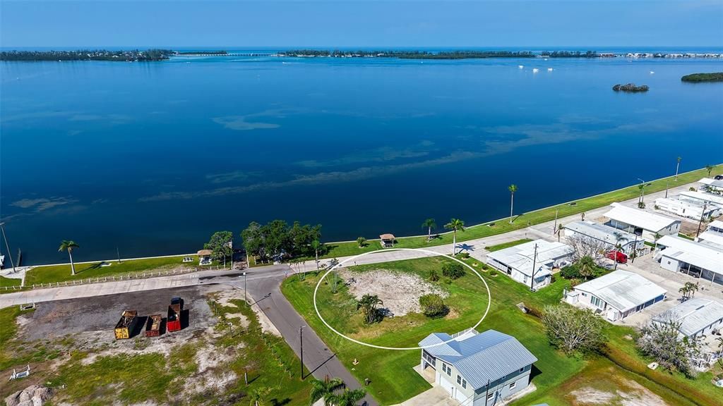 待售: $500,000 (0.23 acres)