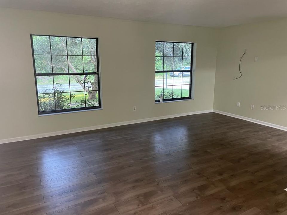 Active With Contract: $199,900 (3 beds, 2 baths, 1460 Square Feet)