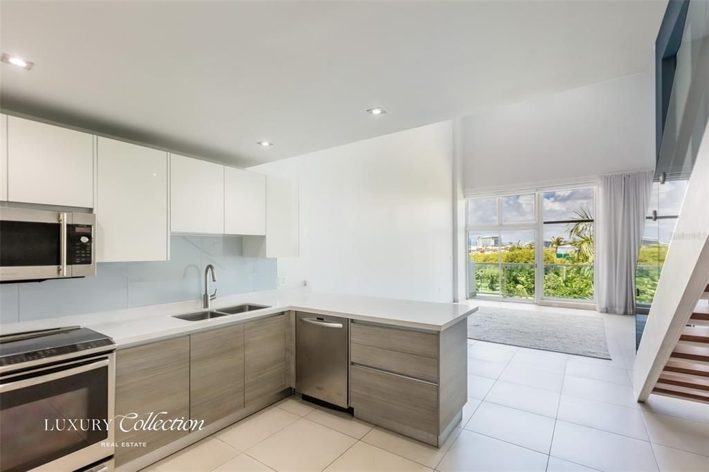 Active With Contract: $950,000 (1 beds, 2 baths, 1088 Square Feet)