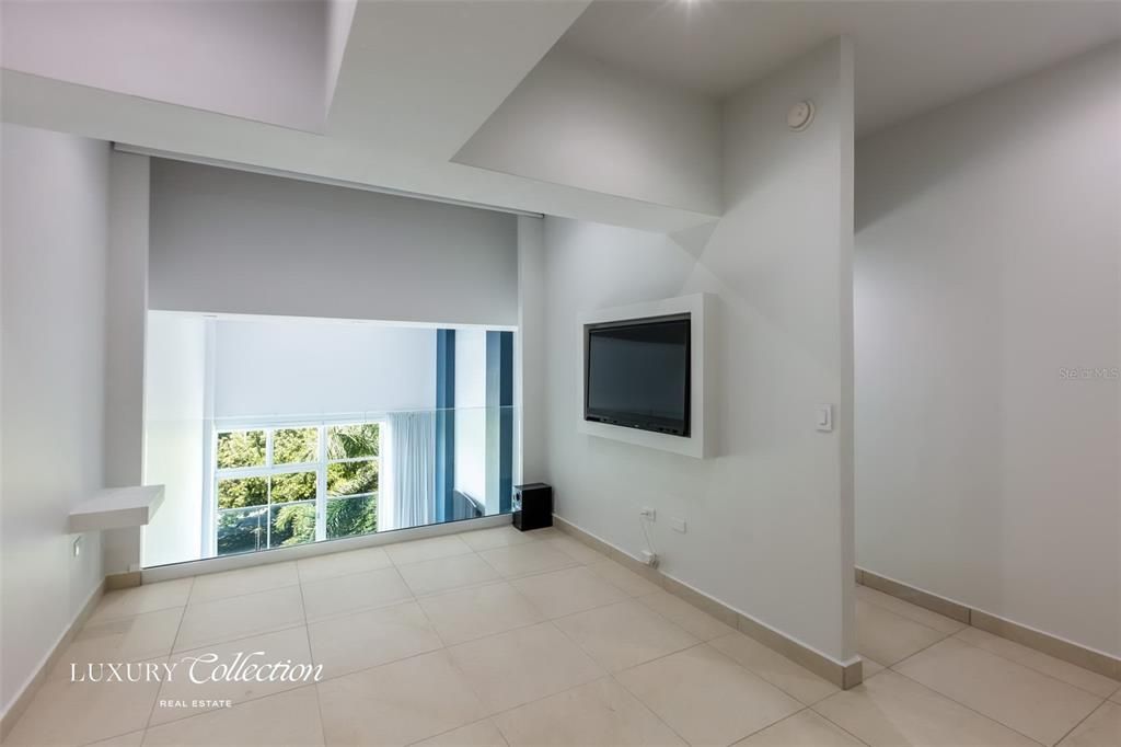 Active With Contract: $950,000 (1 beds, 2 baths, 1088 Square Feet)