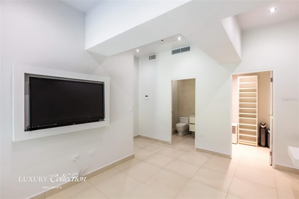 Active With Contract: $950,000 (1 beds, 2 baths, 1088 Square Feet)