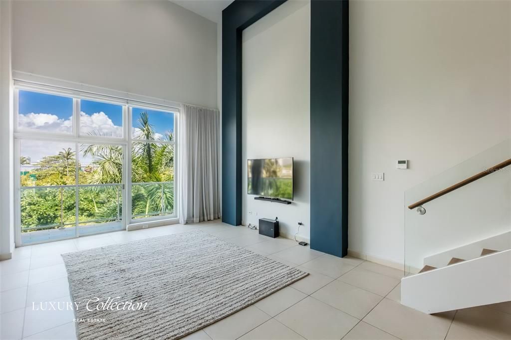 Active With Contract: $950,000 (1 beds, 2 baths, 1088 Square Feet)