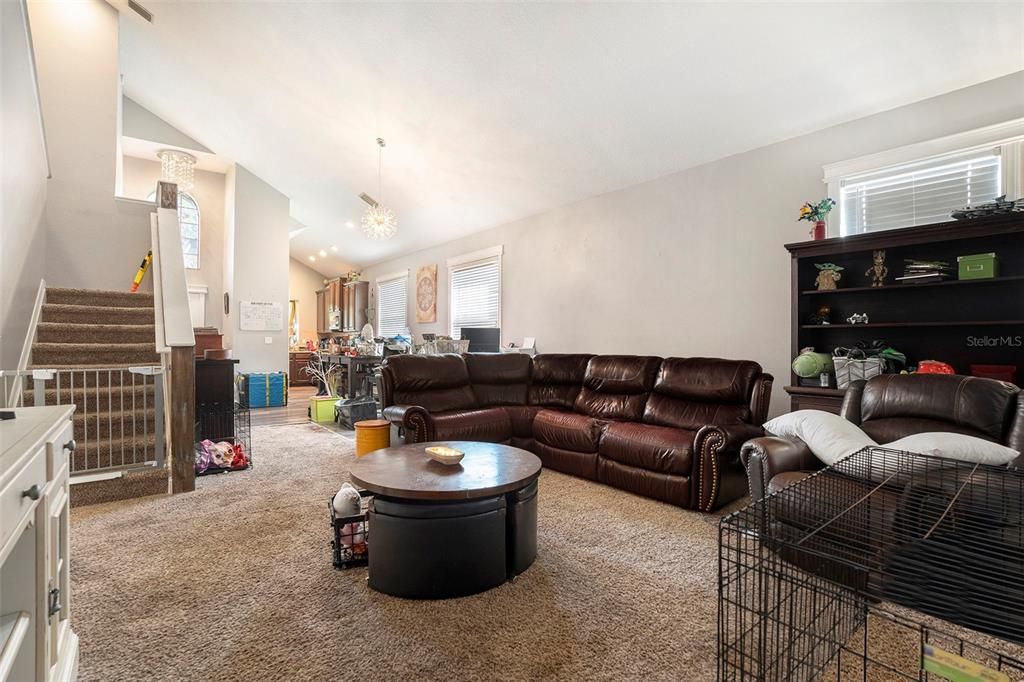 Activo con contrato: $315,000 (4 camas, 2 baños, 1918 Pies cuadrados)