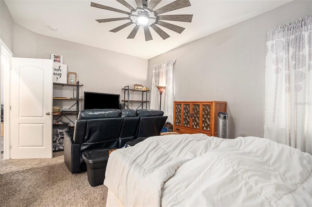 Activo con contrato: $315,000 (4 camas, 2 baños, 1918 Pies cuadrados)