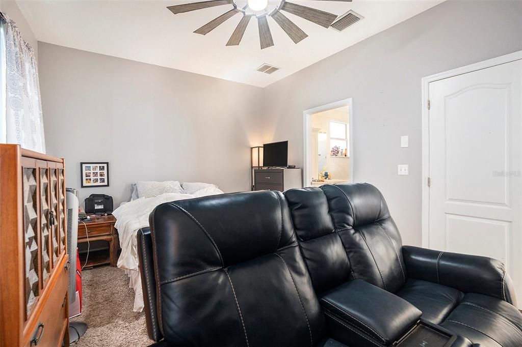 Activo con contrato: $315,000 (4 camas, 2 baños, 1918 Pies cuadrados)