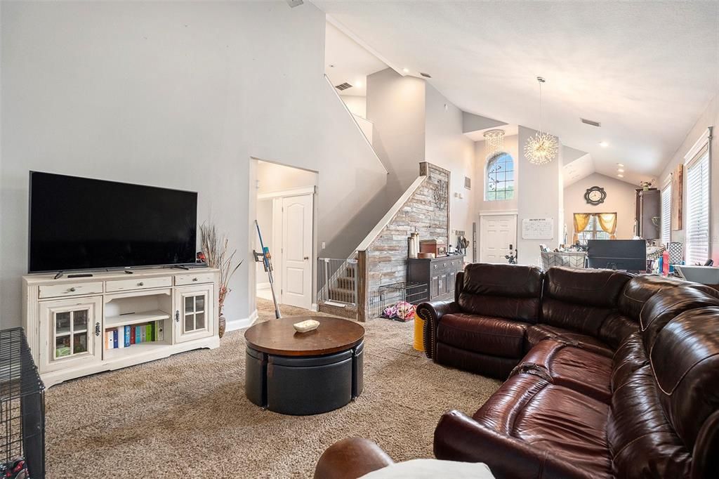 Activo con contrato: $315,000 (4 camas, 2 baños, 1918 Pies cuadrados)