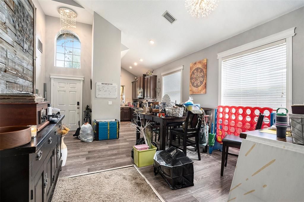 Activo con contrato: $315,000 (4 camas, 2 baños, 1918 Pies cuadrados)