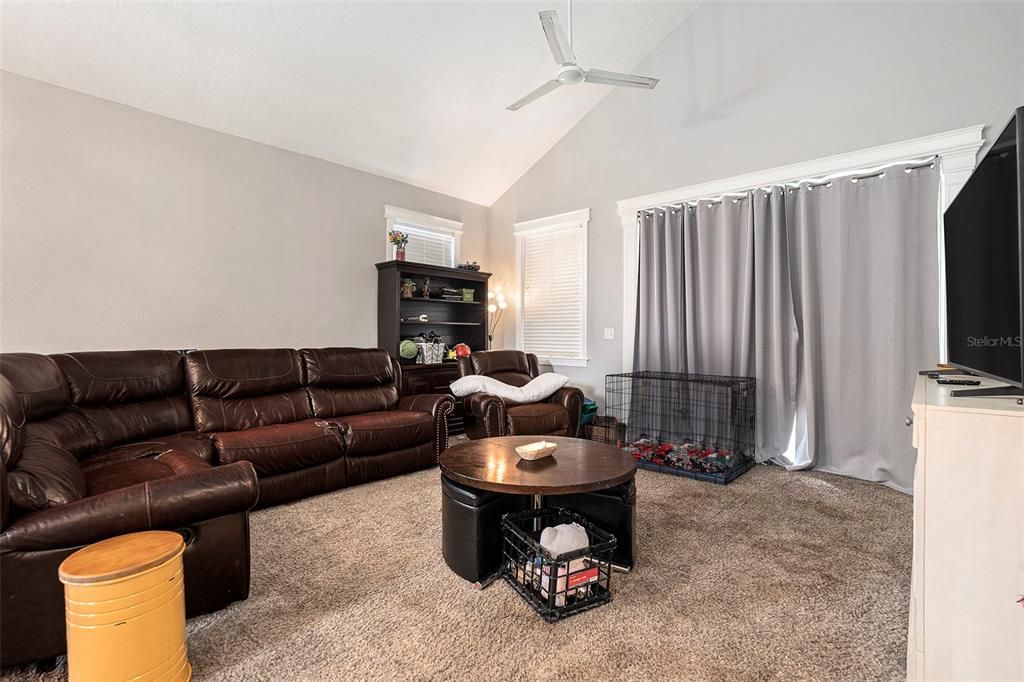 Activo con contrato: $315,000 (4 camas, 2 baños, 1918 Pies cuadrados)