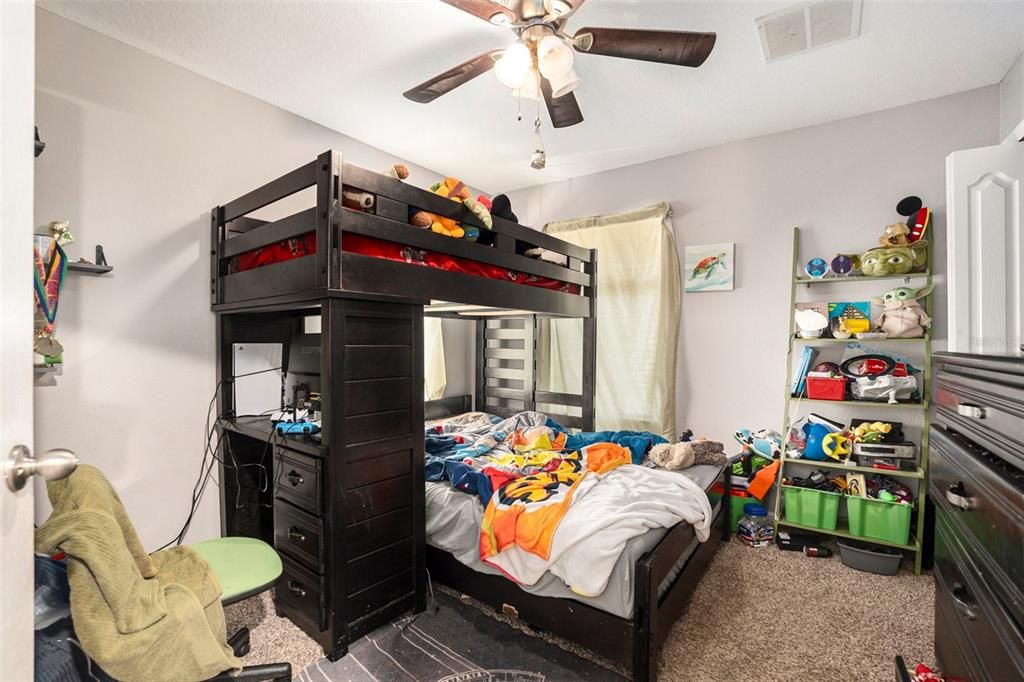 Activo con contrato: $315,000 (4 camas, 2 baños, 1918 Pies cuadrados)