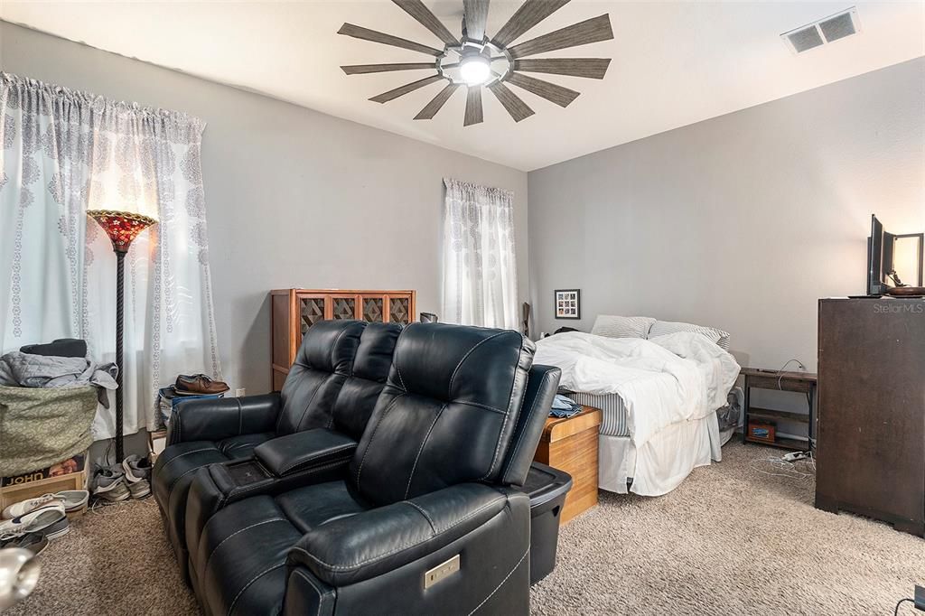 Activo con contrato: $315,000 (4 camas, 2 baños, 1918 Pies cuadrados)