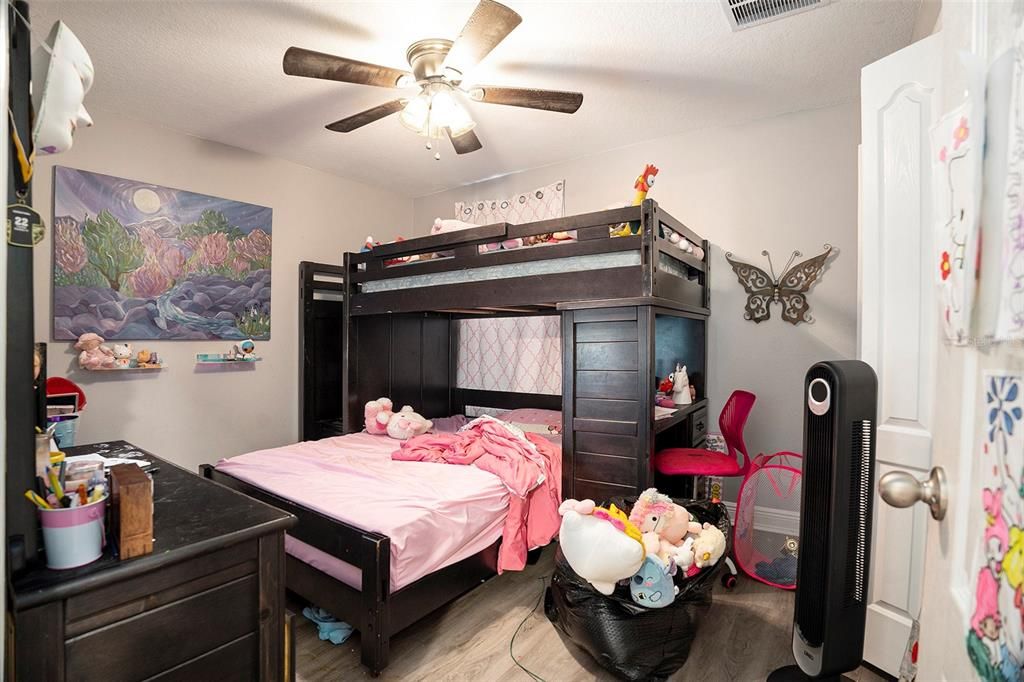 Activo con contrato: $315,000 (4 camas, 2 baños, 1918 Pies cuadrados)