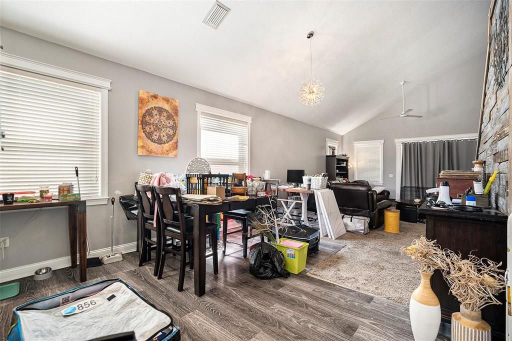 Activo con contrato: $315,000 (4 camas, 2 baños, 1918 Pies cuadrados)