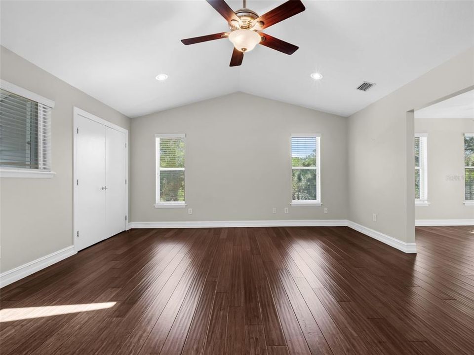 En Venta: $899,000 (4 camas, 3 baños, 2939 Pies cuadrados)