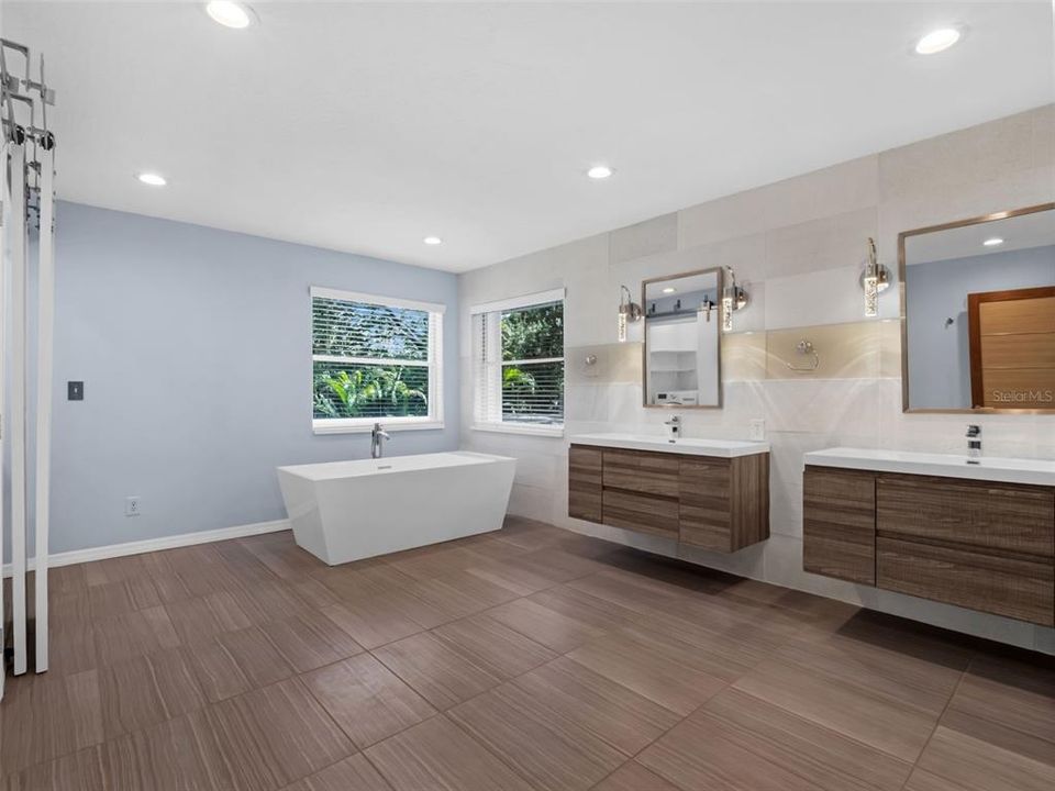 En Venta: $899,000 (4 camas, 3 baños, 2939 Pies cuadrados)