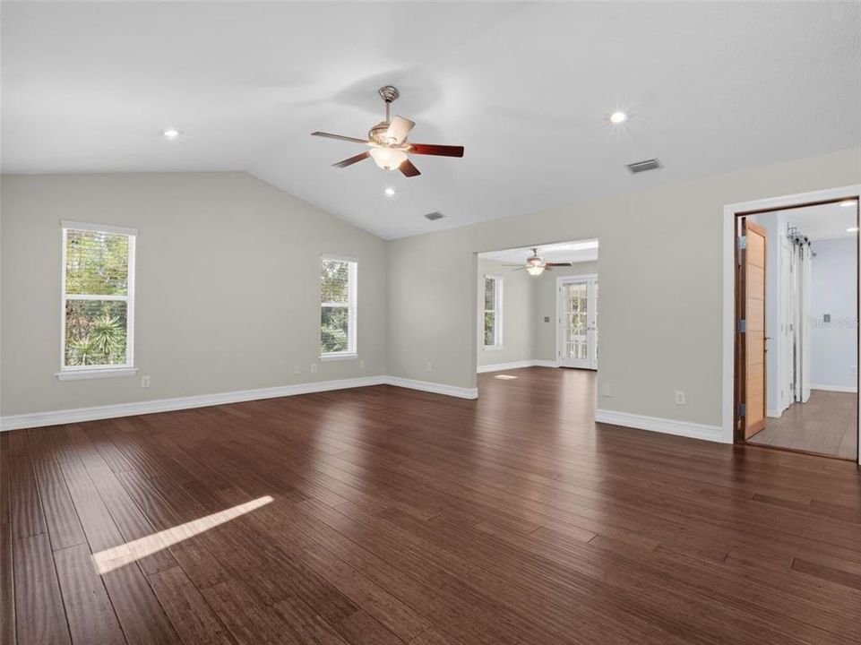 En Venta: $899,000 (4 camas, 3 baños, 2939 Pies cuadrados)