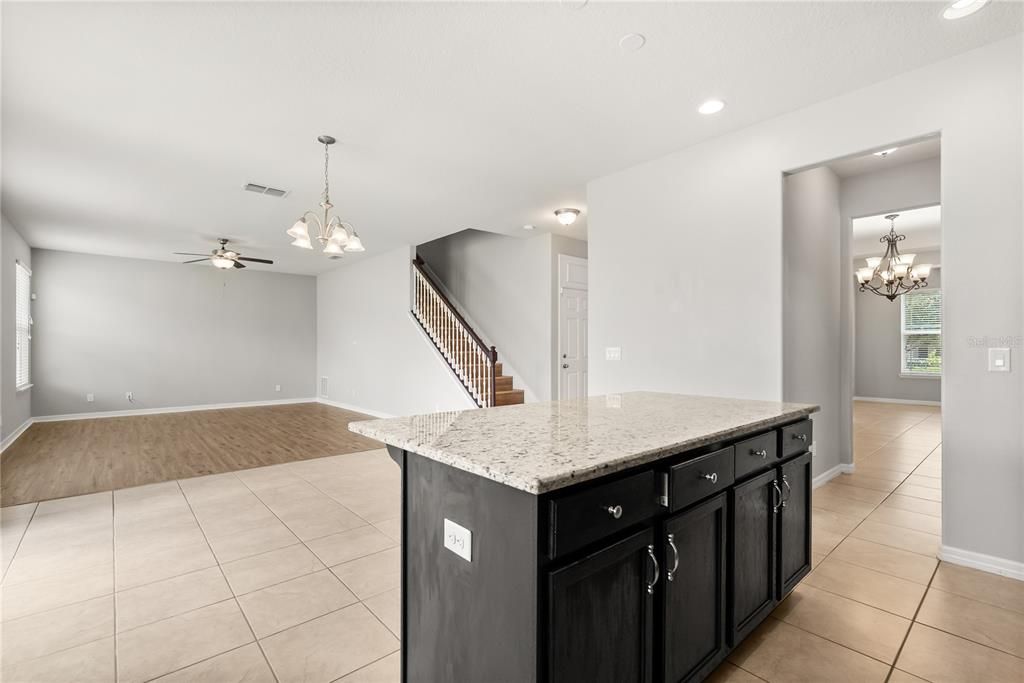 Activo con contrato: $588,000 (4 camas, 2 baños, 2976 Pies cuadrados)