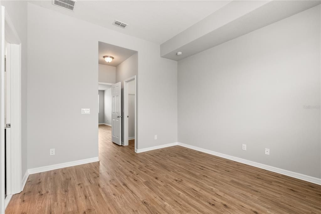 Activo con contrato: $588,000 (4 camas, 2 baños, 2976 Pies cuadrados)