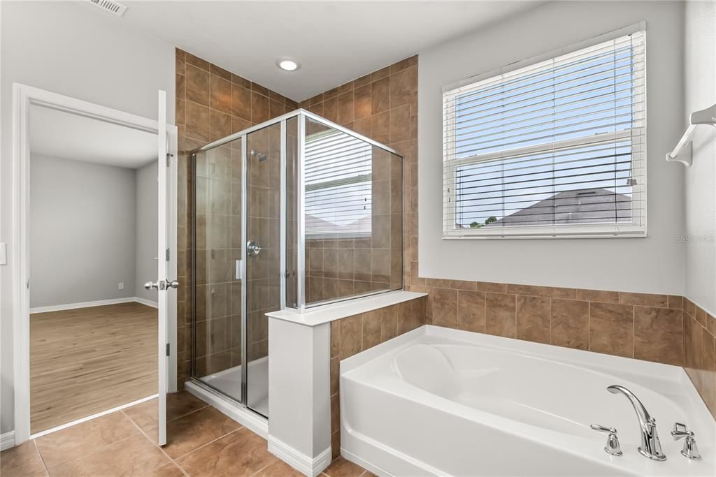 Activo con contrato: $588,000 (4 camas, 2 baños, 2976 Pies cuadrados)