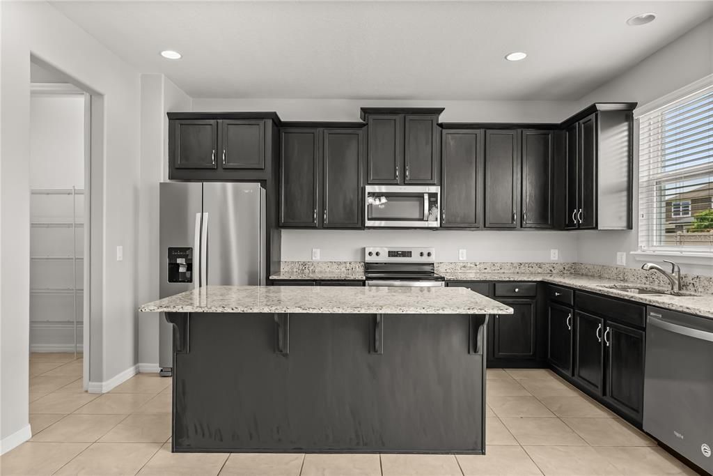 Activo con contrato: $588,000 (4 camas, 2 baños, 2976 Pies cuadrados)