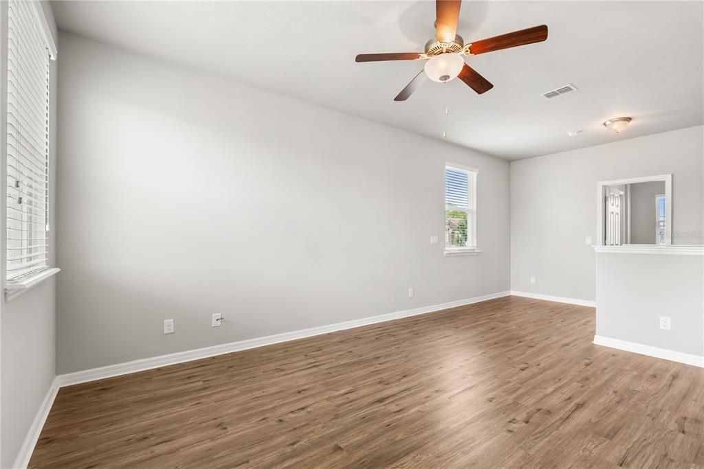 Activo con contrato: $588,000 (4 camas, 2 baños, 2976 Pies cuadrados)