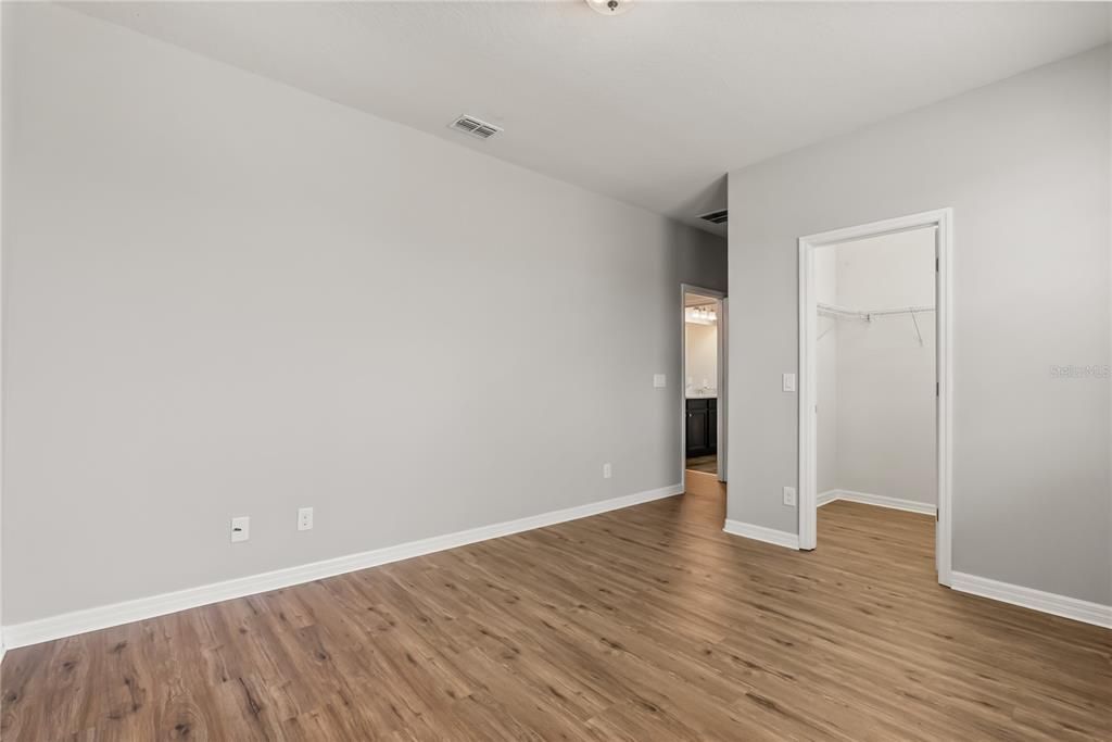 Activo con contrato: $588,000 (4 camas, 2 baños, 2976 Pies cuadrados)