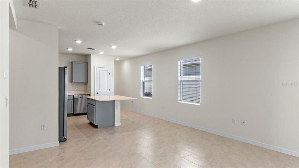 Под контрактом: $292,990 (3 спален, 2 ванн, 1302 Квадратных фут)