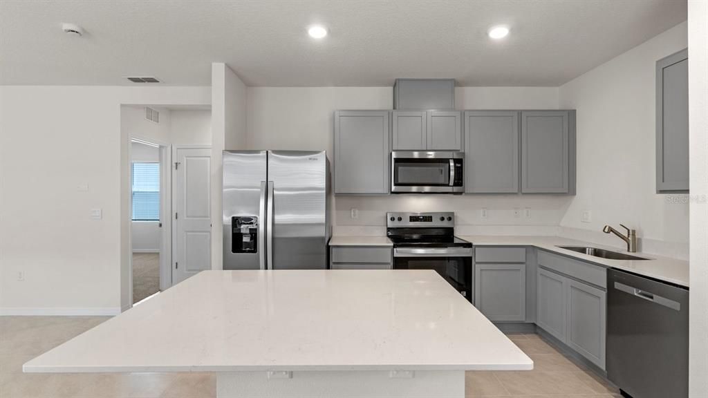 Под контрактом: $292,990 (3 спален, 2 ванн, 1302 Квадратных фут)