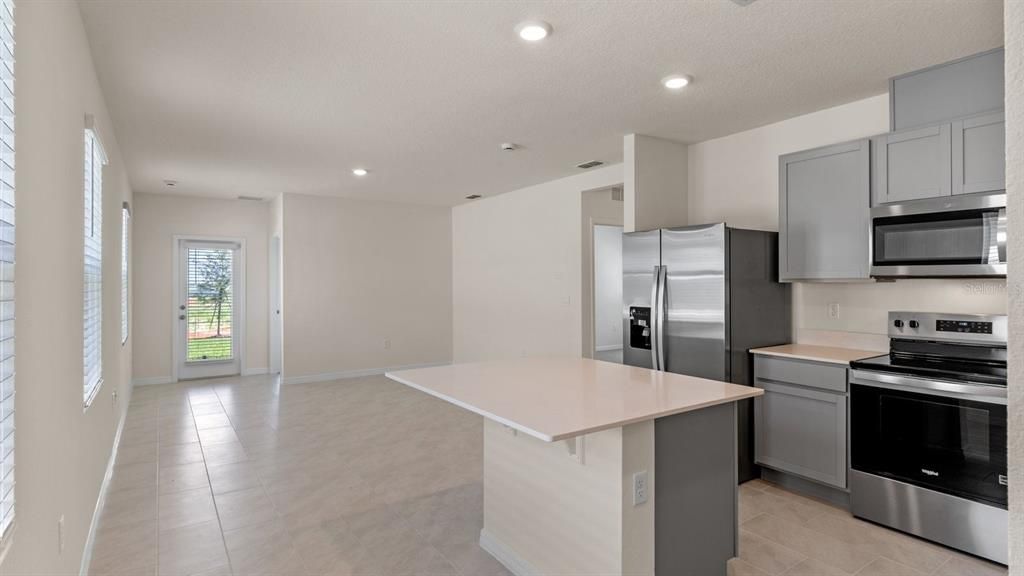 Под контрактом: $292,990 (3 спален, 2 ванн, 1302 Квадратных фут)