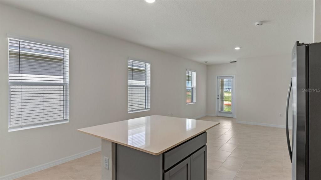 Под контрактом: $292,990 (3 спален, 2 ванн, 1302 Квадратных фут)