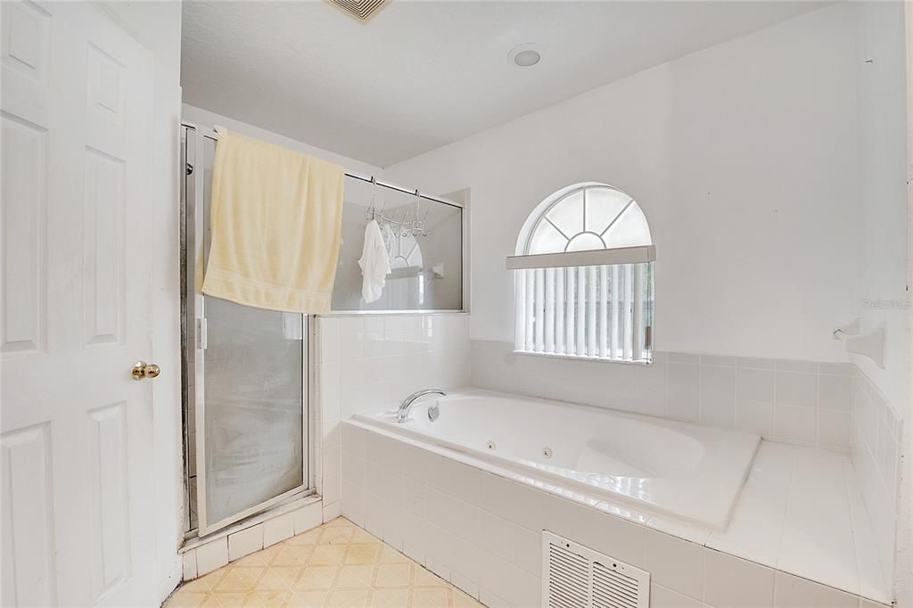 Activo con contrato: $299,000 (4 camas, 2 baños, 2734 Pies cuadrados)