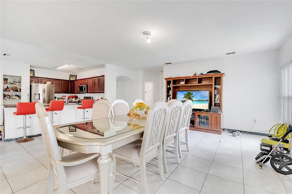 Activo con contrato: $299,000 (4 camas, 2 baños, 2734 Pies cuadrados)