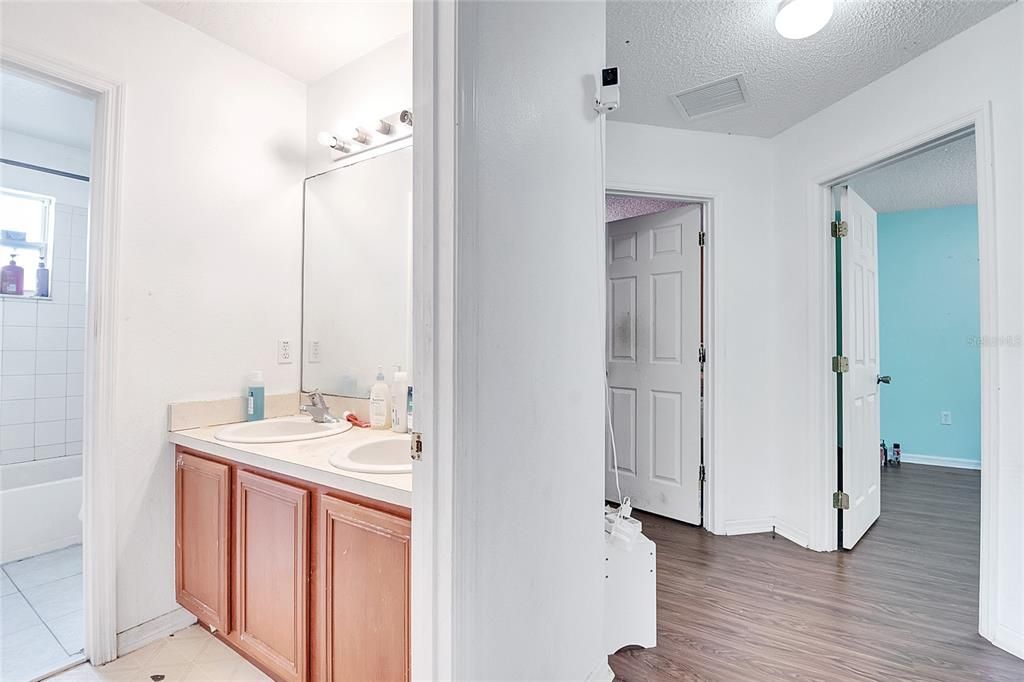 Activo con contrato: $299,000 (4 camas, 2 baños, 2734 Pies cuadrados)