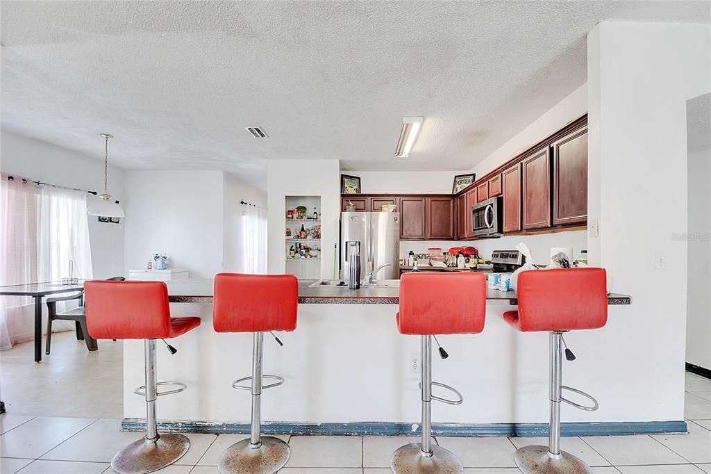 Activo con contrato: $299,000 (4 camas, 2 baños, 2734 Pies cuadrados)