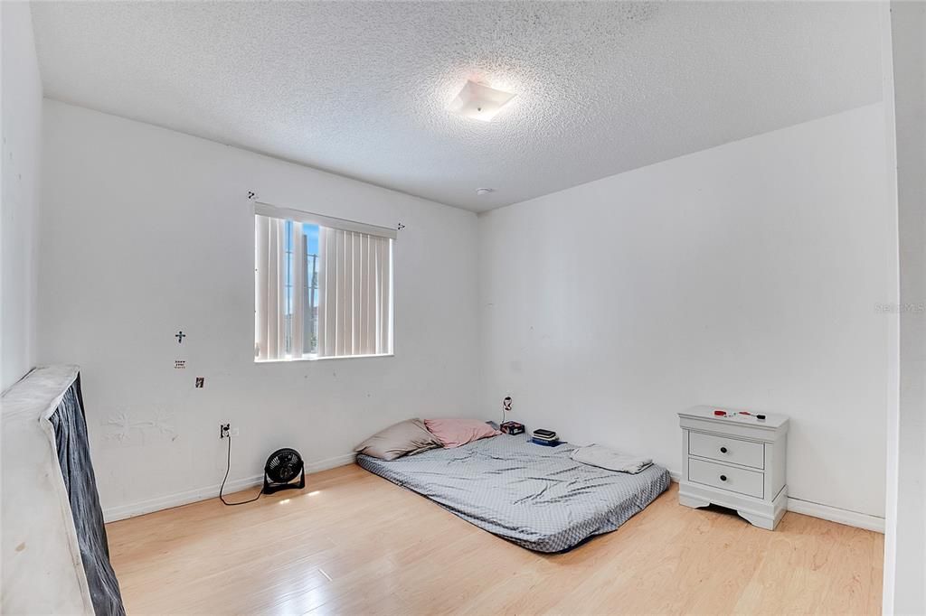 Activo con contrato: $299,000 (4 camas, 2 baños, 2734 Pies cuadrados)