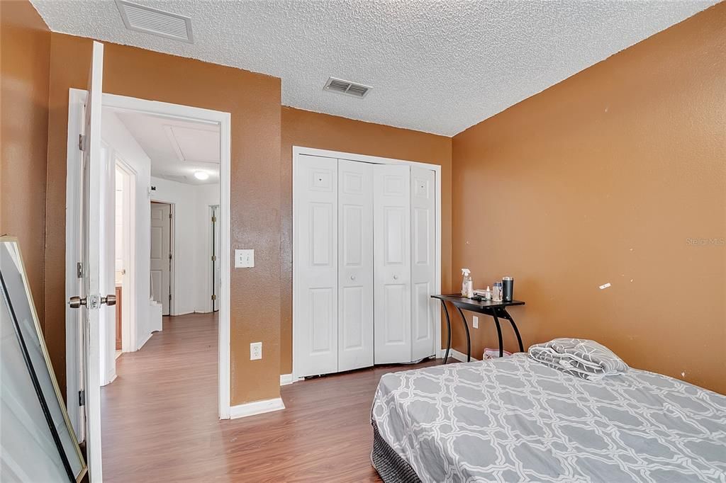 Activo con contrato: $299,000 (4 camas, 2 baños, 2734 Pies cuadrados)