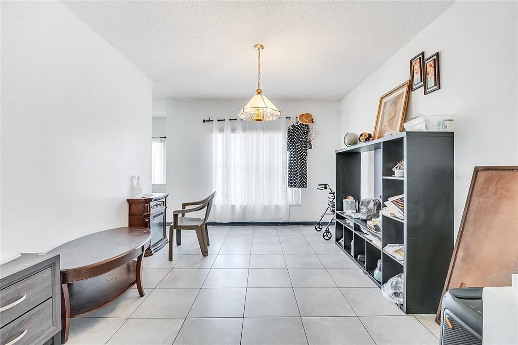 Activo con contrato: $299,000 (4 camas, 2 baños, 2734 Pies cuadrados)