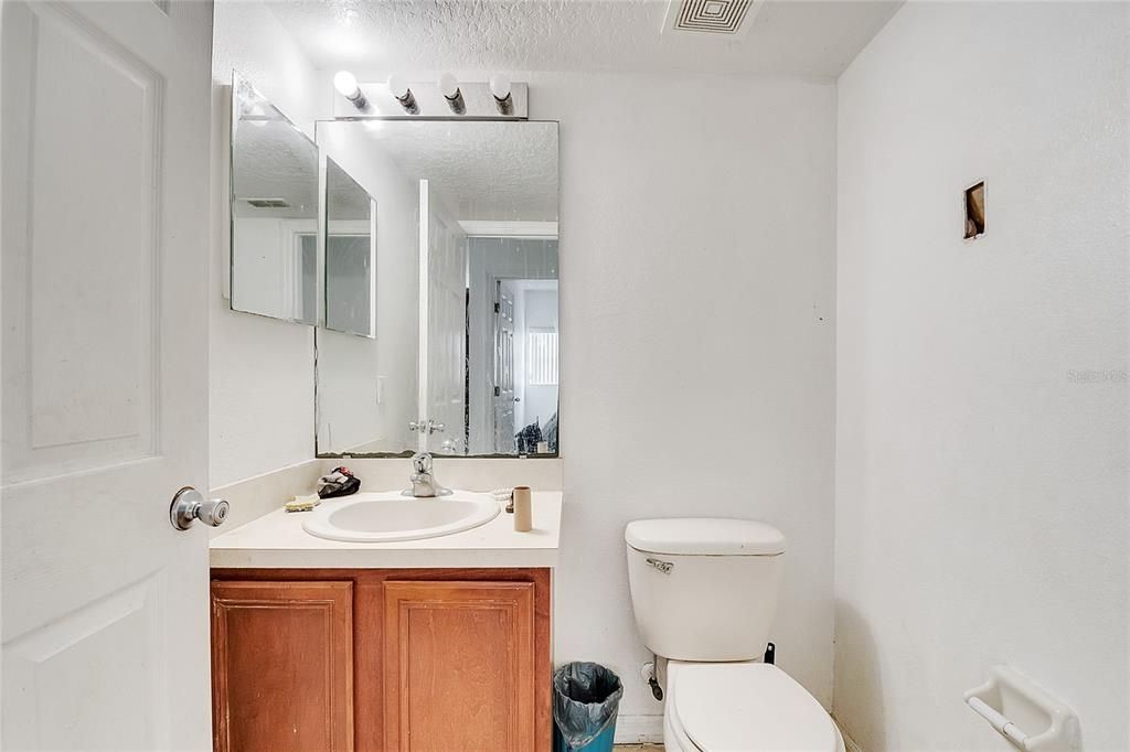 Activo con contrato: $299,000 (4 camas, 2 baños, 2734 Pies cuadrados)