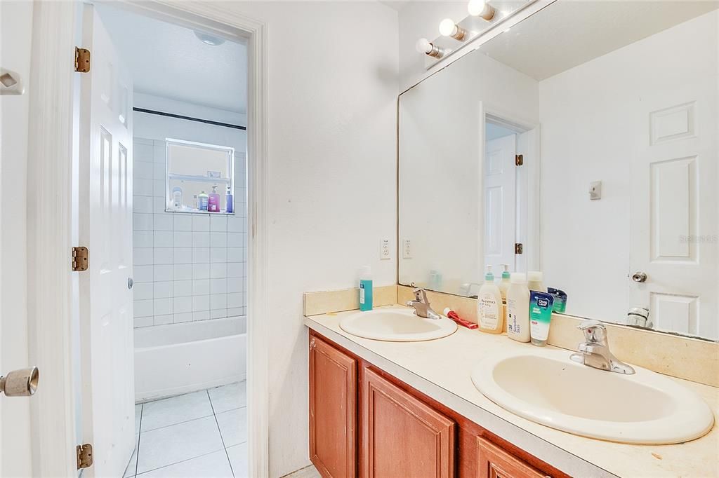 Activo con contrato: $299,000 (4 camas, 2 baños, 2734 Pies cuadrados)