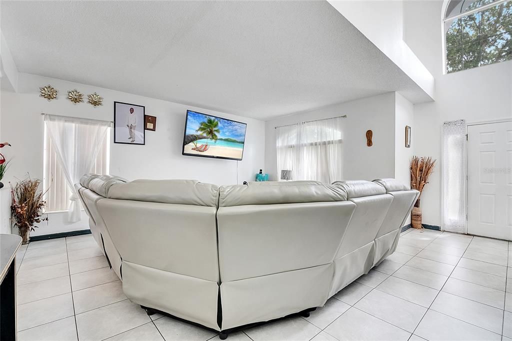 Activo con contrato: $299,000 (4 camas, 2 baños, 2734 Pies cuadrados)