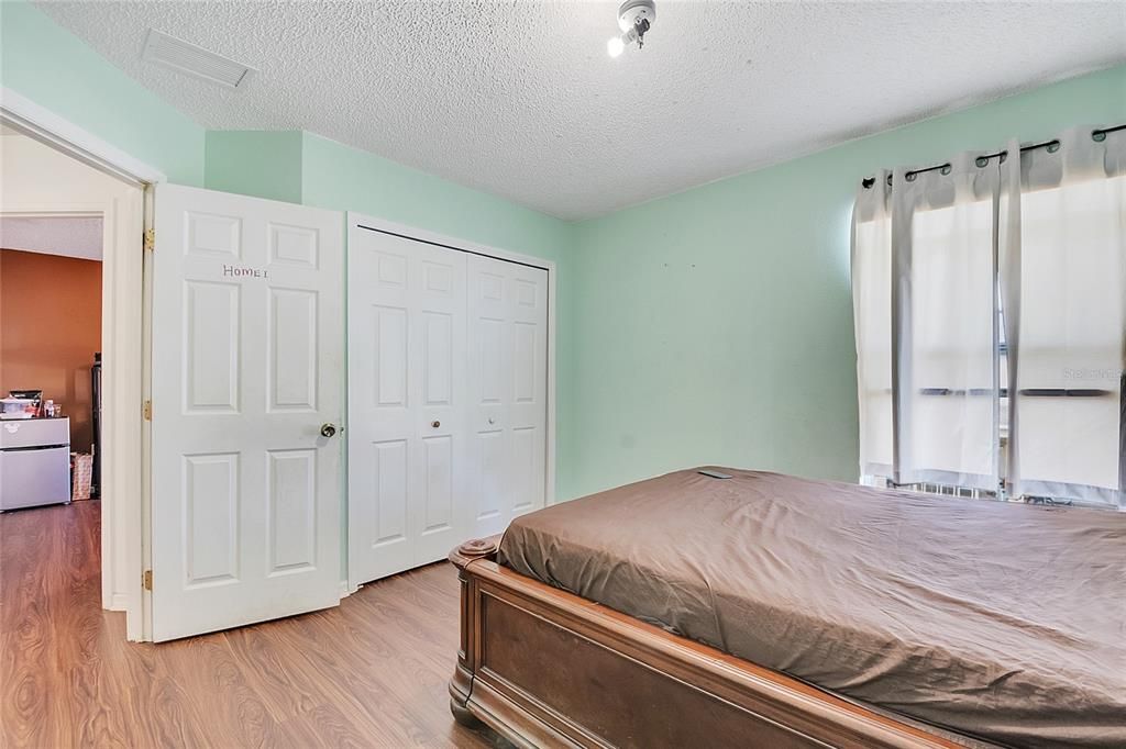 Activo con contrato: $299,000 (4 camas, 2 baños, 2734 Pies cuadrados)