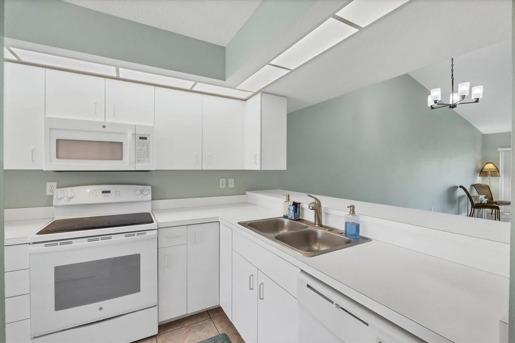 Active With Contract: $179,000 (2 beds, 2 baths, 1060 Square Feet)