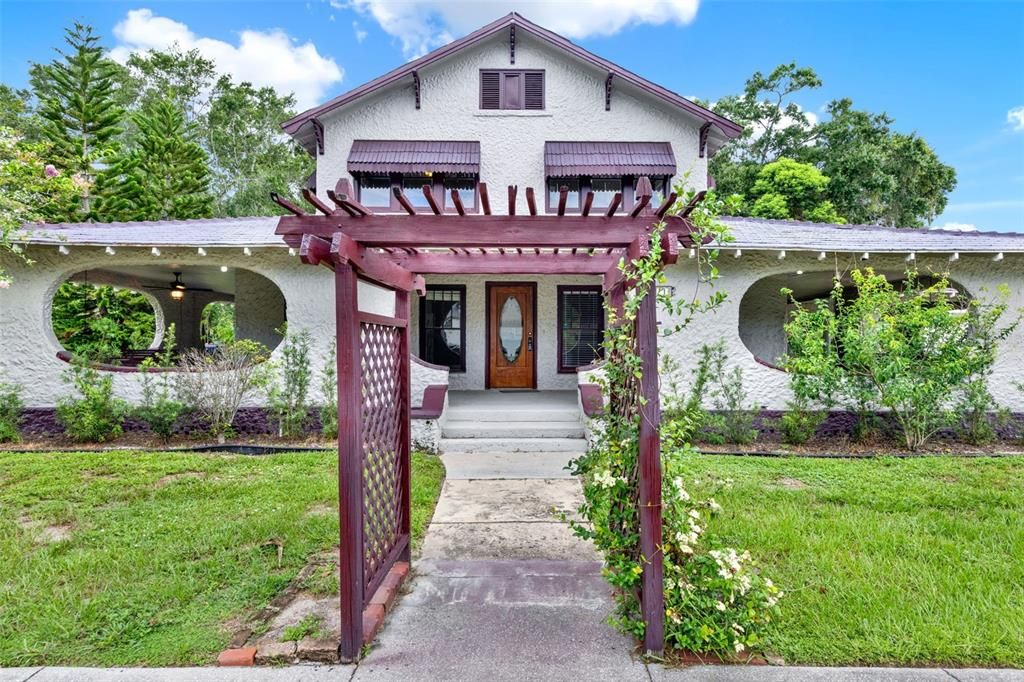 合同活跃: $400,000 (7 贝兹, 3 浴室, 3165 平方英尺)