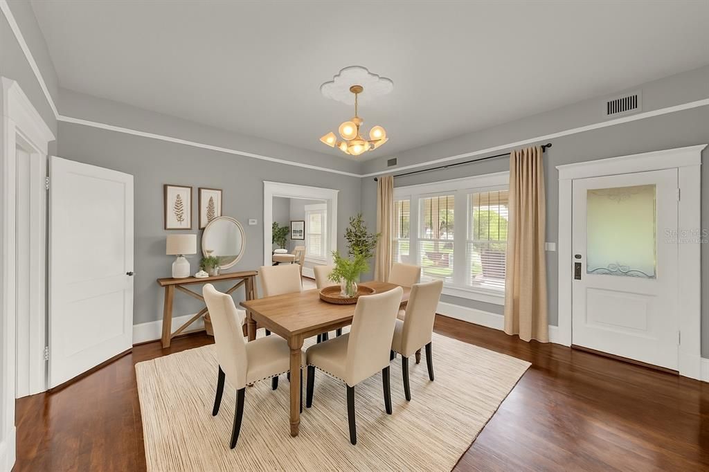 合同活跃: $400,000 (7 贝兹, 3 浴室, 3165 平方英尺)