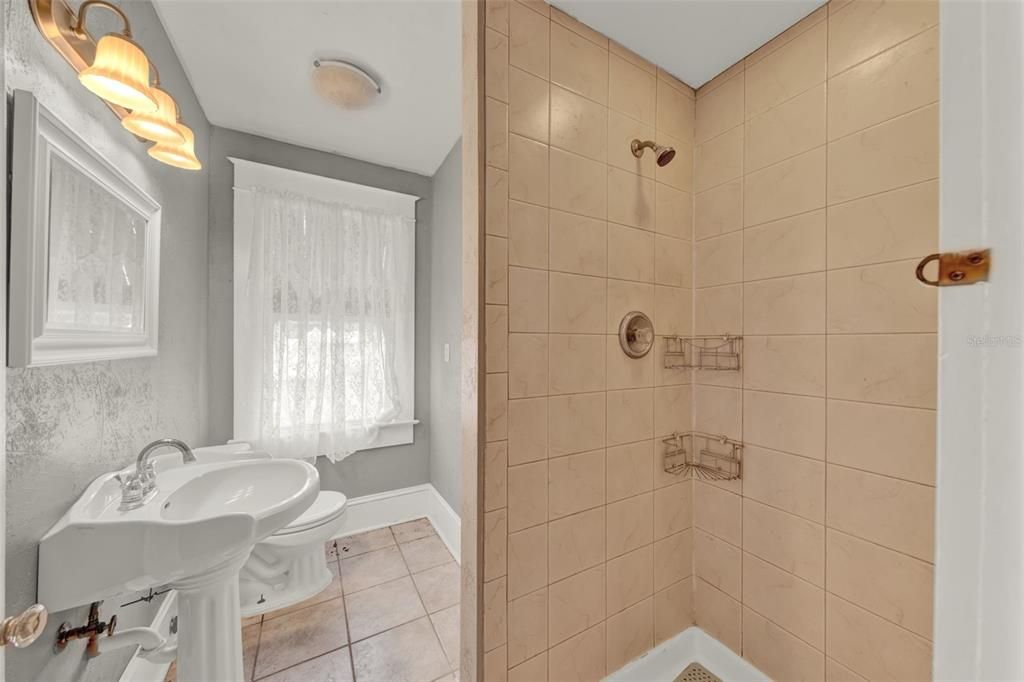 合同活跃: $400,000 (7 贝兹, 3 浴室, 3165 平方英尺)