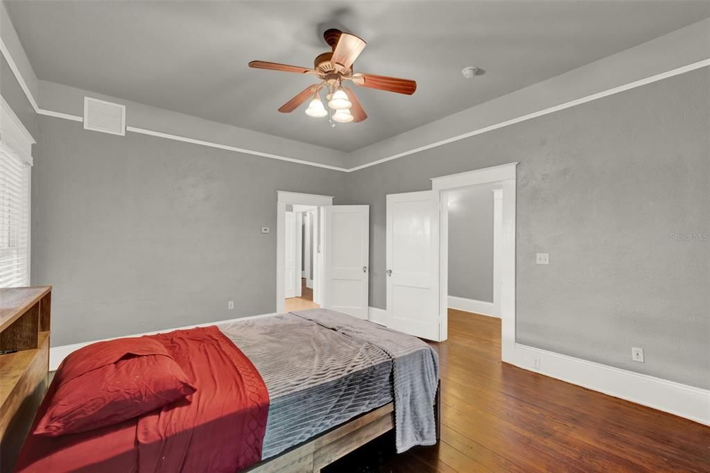 合同活跃: $400,000 (7 贝兹, 3 浴室, 3165 平方英尺)