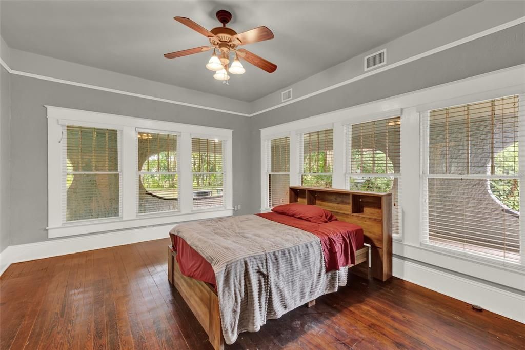 合同活跃: $400,000 (7 贝兹, 3 浴室, 3165 平方英尺)