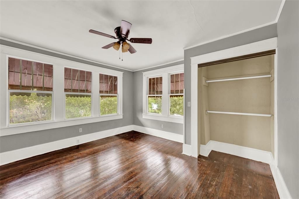 合同活跃: $400,000 (7 贝兹, 3 浴室, 3165 平方英尺)