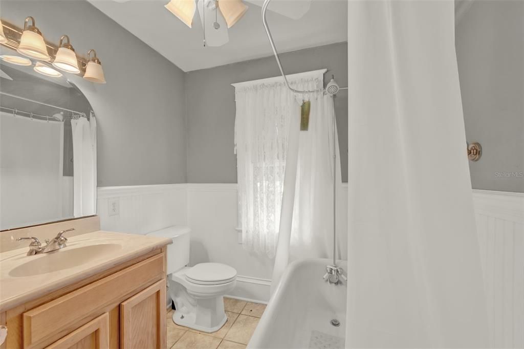 合同活跃: $400,000 (7 贝兹, 3 浴室, 3165 平方英尺)