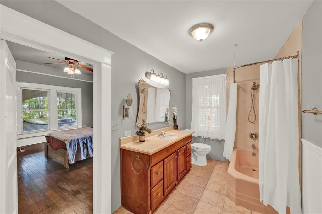 合同活跃: $400,000 (7 贝兹, 3 浴室, 3165 平方英尺)