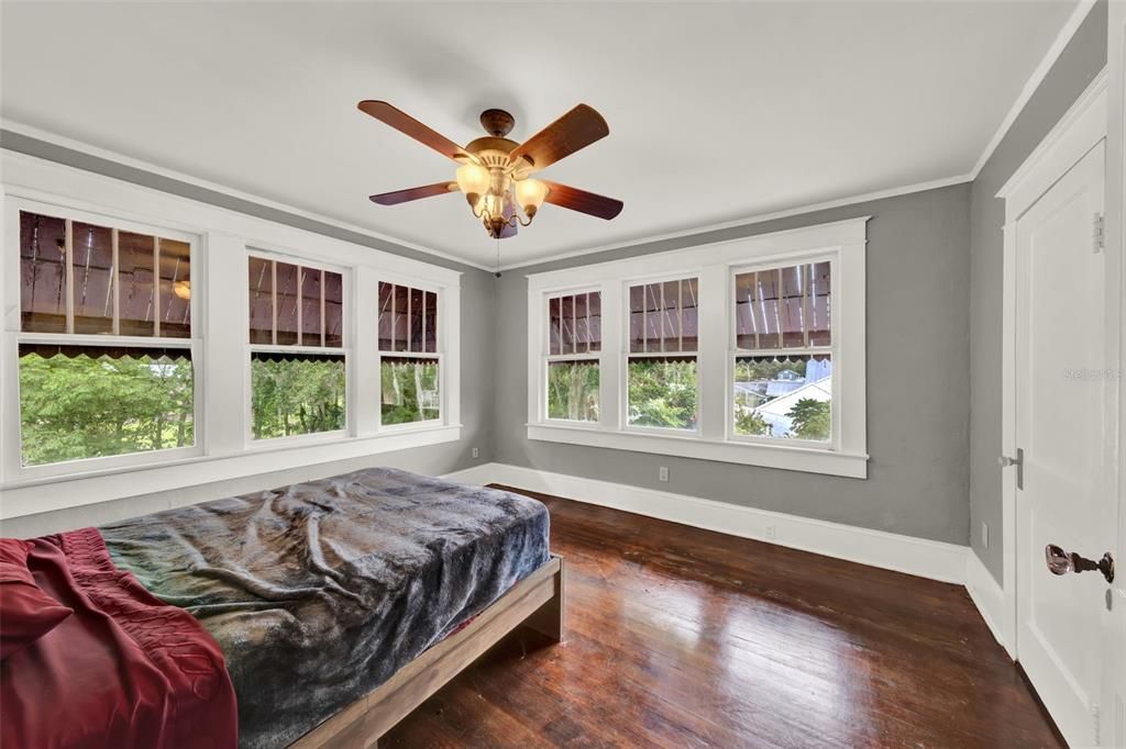 合同活跃: $400,000 (7 贝兹, 3 浴室, 3165 平方英尺)